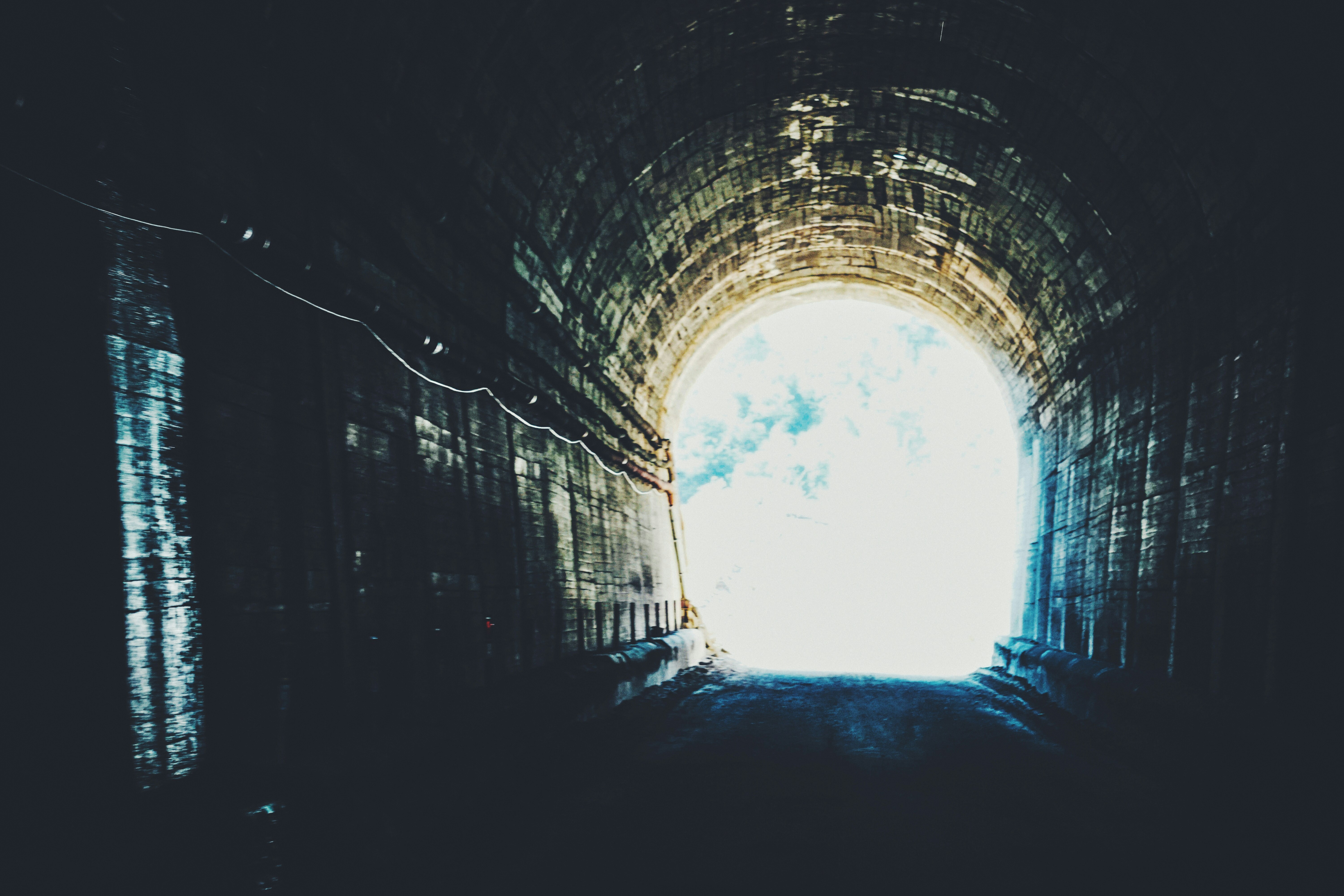 Свет в конце тоннеля. Человек в тупике. Свет в туннеле песня. Свет в тоннеле. Туннель страха.