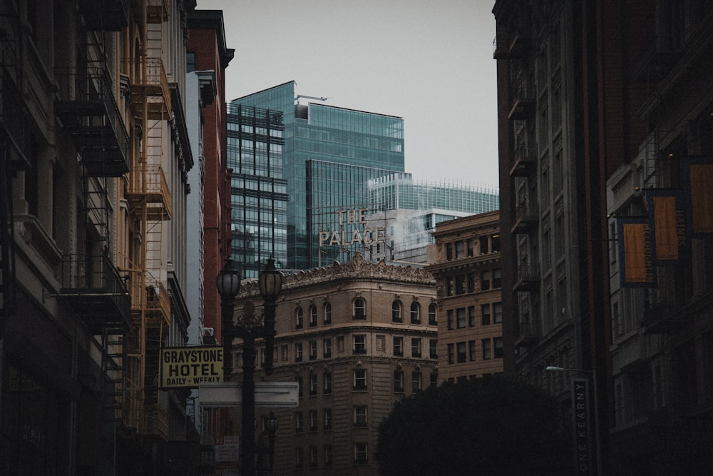 Landschaftsfoto des Gebäudes des Graystone Hotels