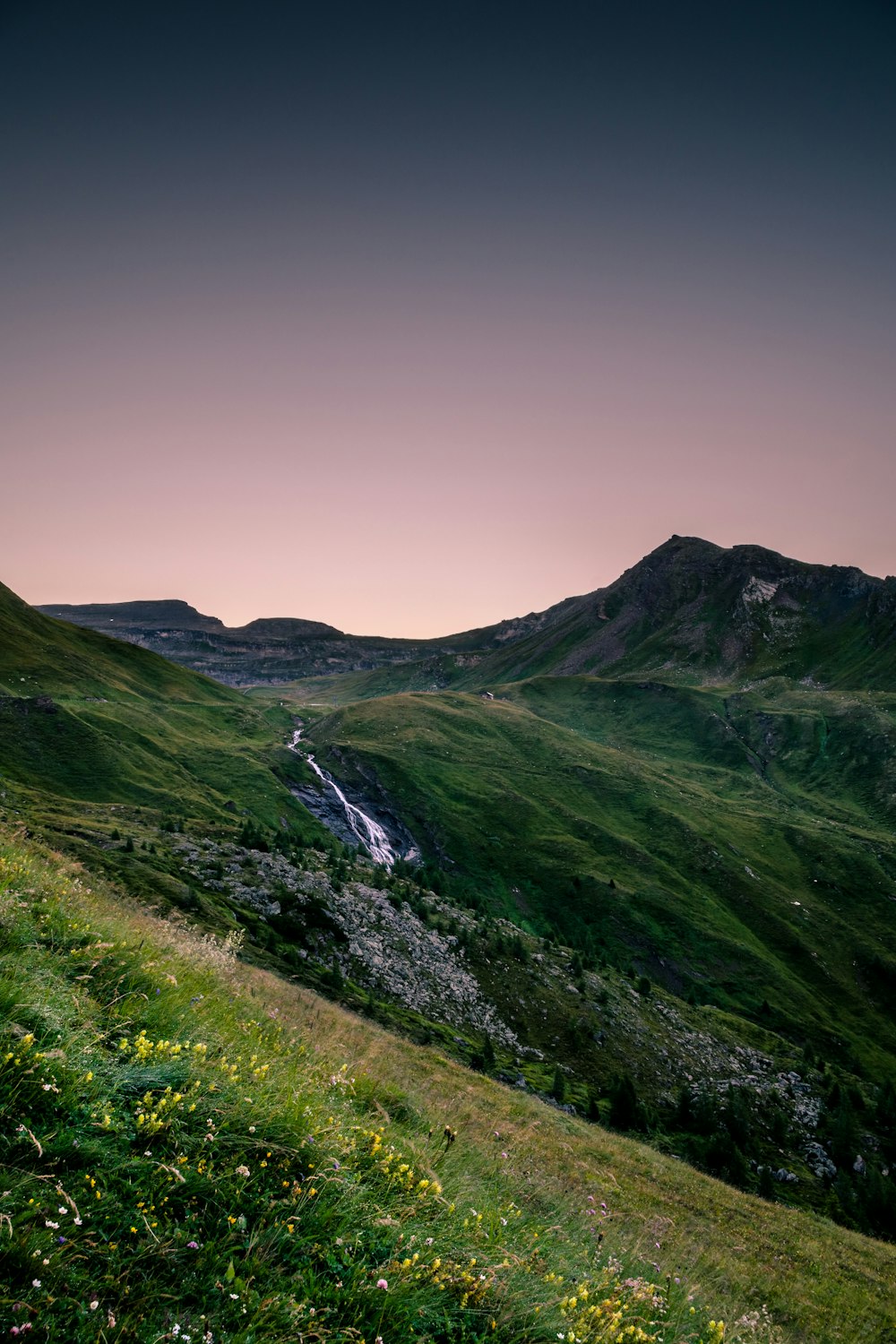 fotografia di paesaggio della catena montuosa con cascata del fiume