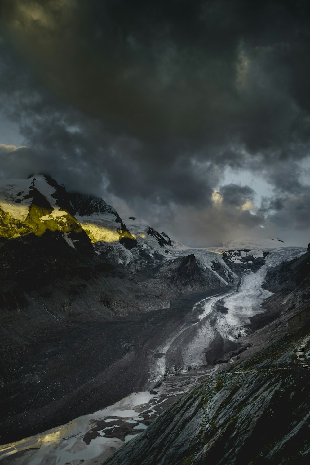 Photographie de vue aérienne d’une montagne enneigée