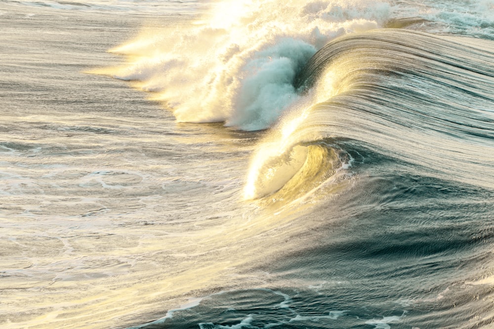olas oceánicas durante el día