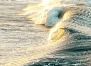 ocean waves during daytime