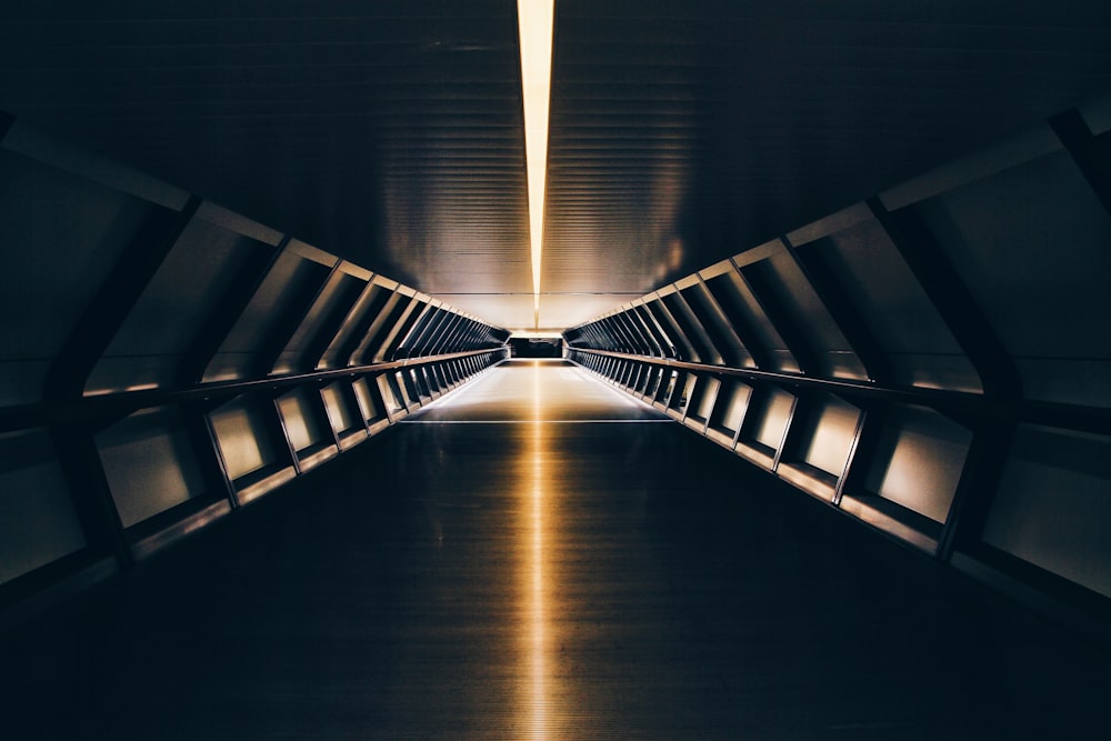 Tunnel noir avec lumières orange