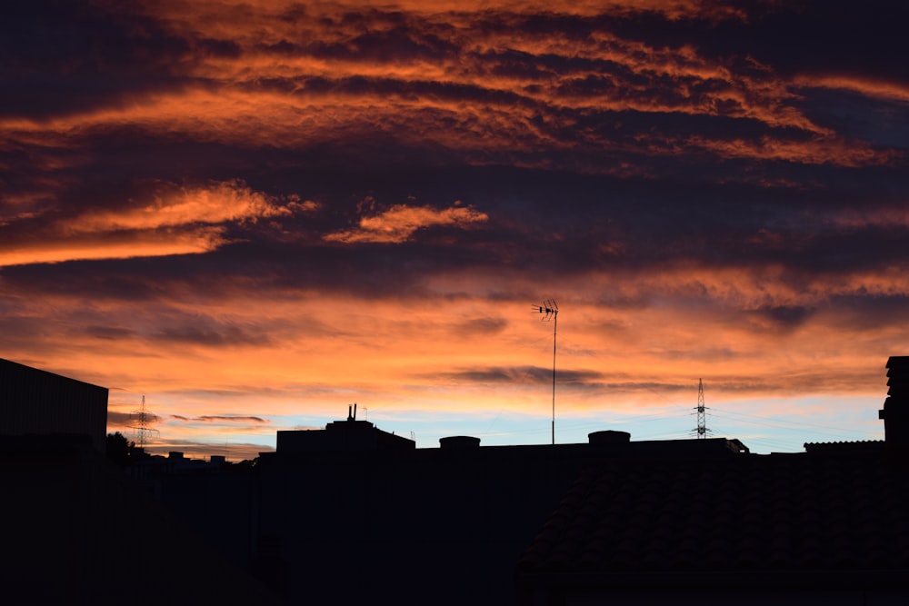 Silueta de edificios bajo hora dorada