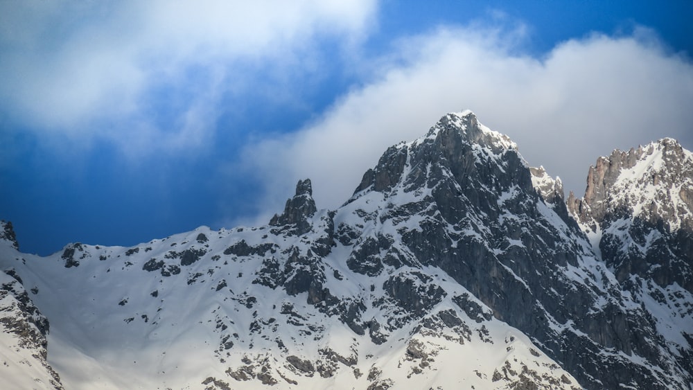 Vue aérienne de la montagne pendant la journée