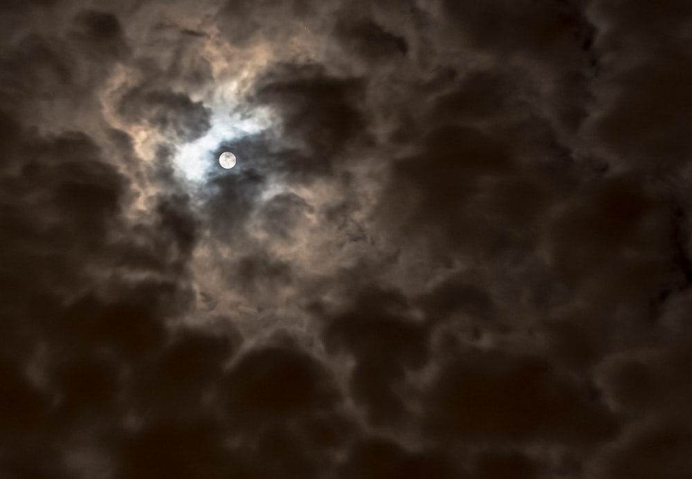 밤에는 흐린 하늘에 보름달이 뜬다.