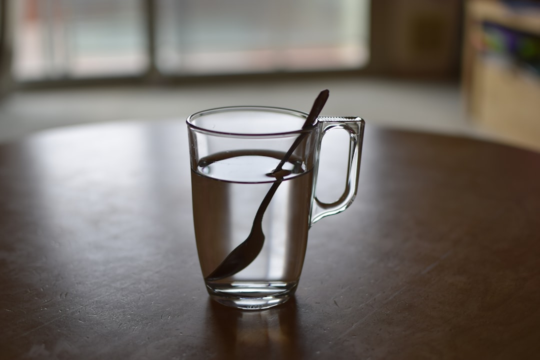 В стеклянном стакане почему. Ложка в стакане. Ложка в стакане с водой. Ложка в прозрачной кружке. Преломление ложки в стакане с водой.