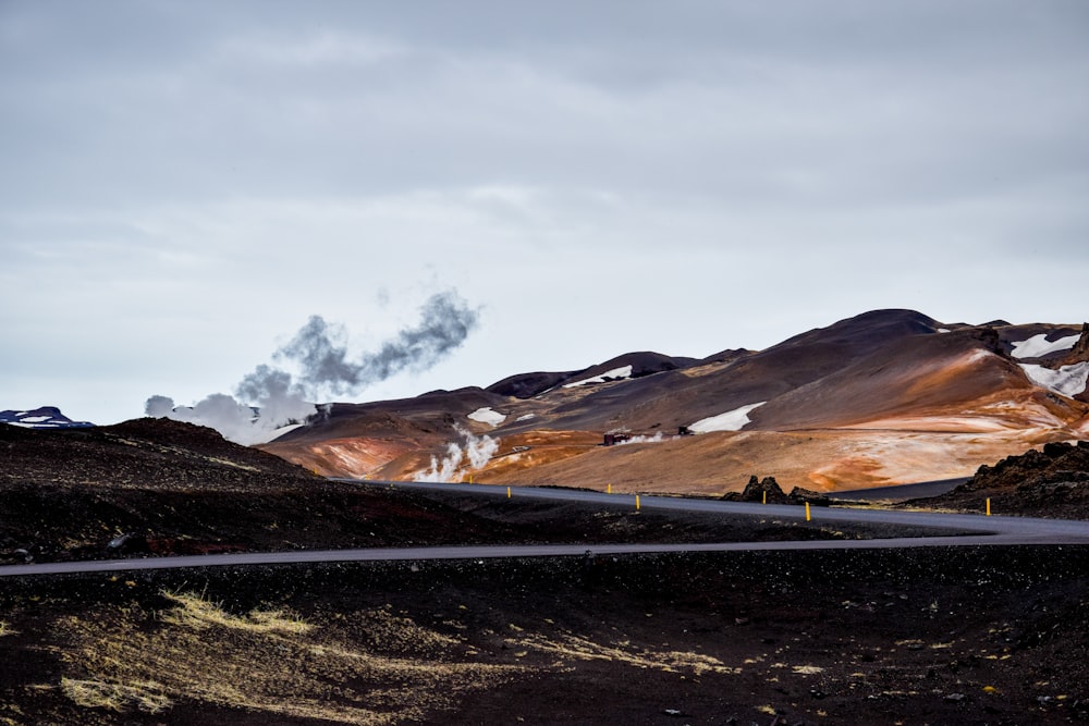 Vista de la carretera y las montañas