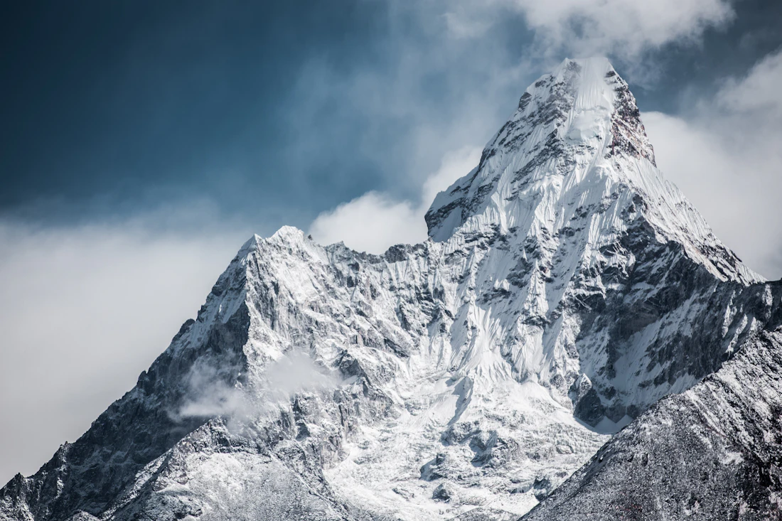 Seilschaft auf einem verschneiten alpinen Gipfelgrat