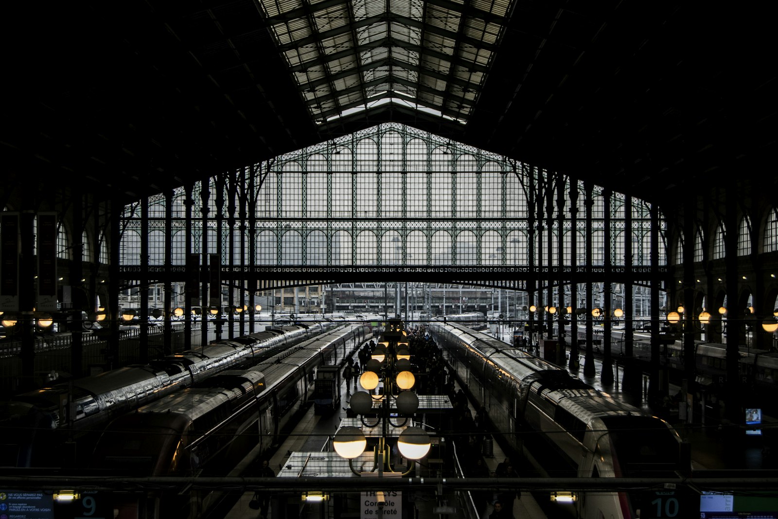 Nikon D5300 + Nikon AF-S DX Nikkor 18-55mm F3.5-5.6G II sample photo. Train station photography