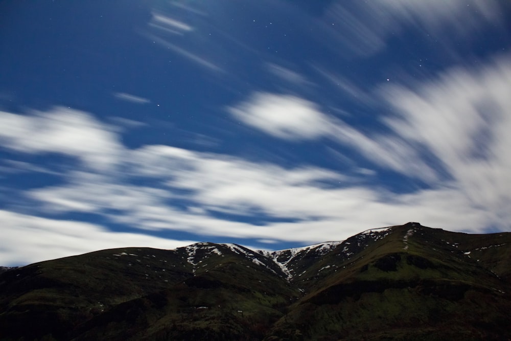 fotografia de foco seletivo de montanha e nuvens