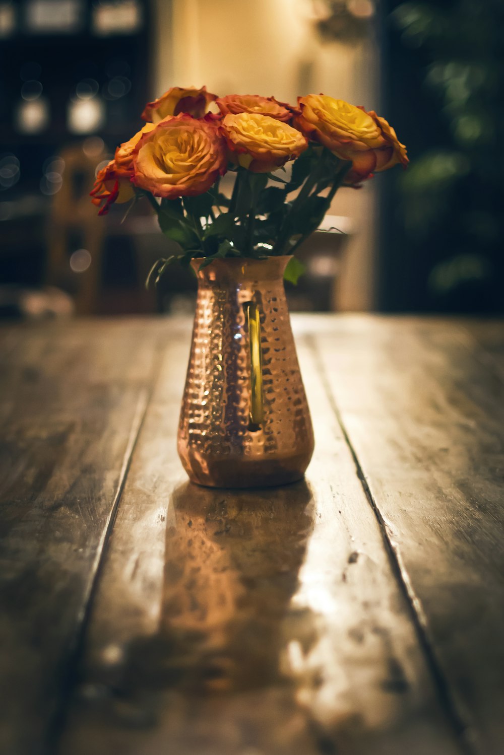 foto de closeup de rosas no vaso
