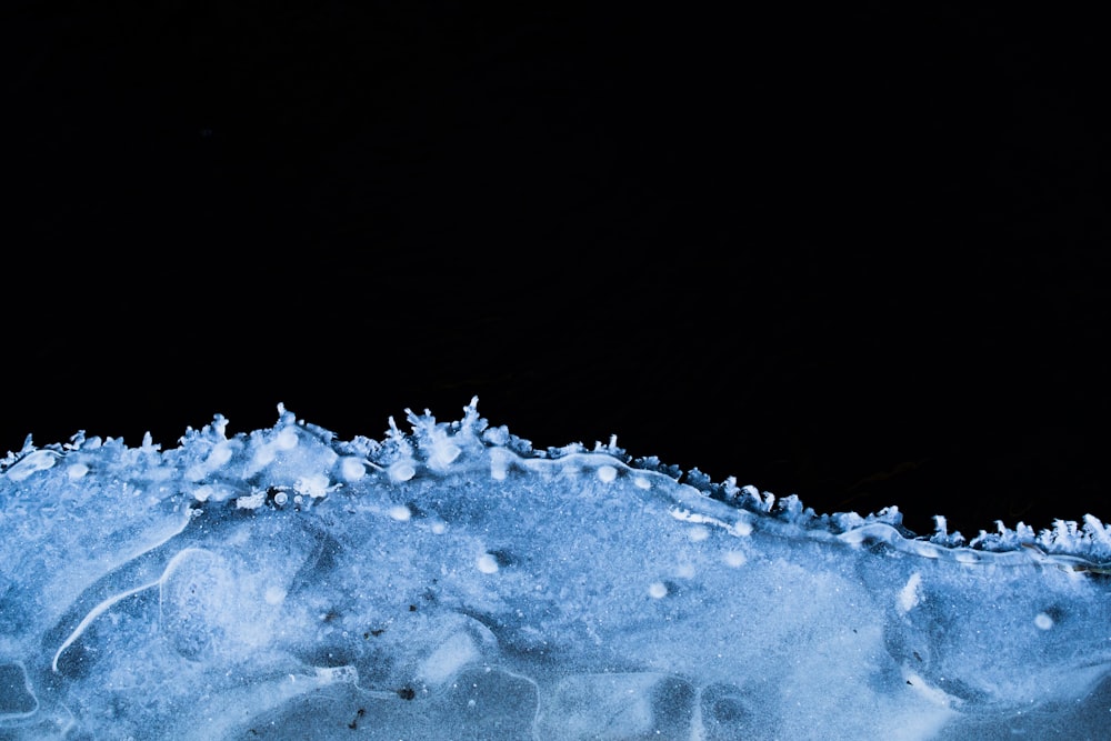 黒い背景に雪の接写