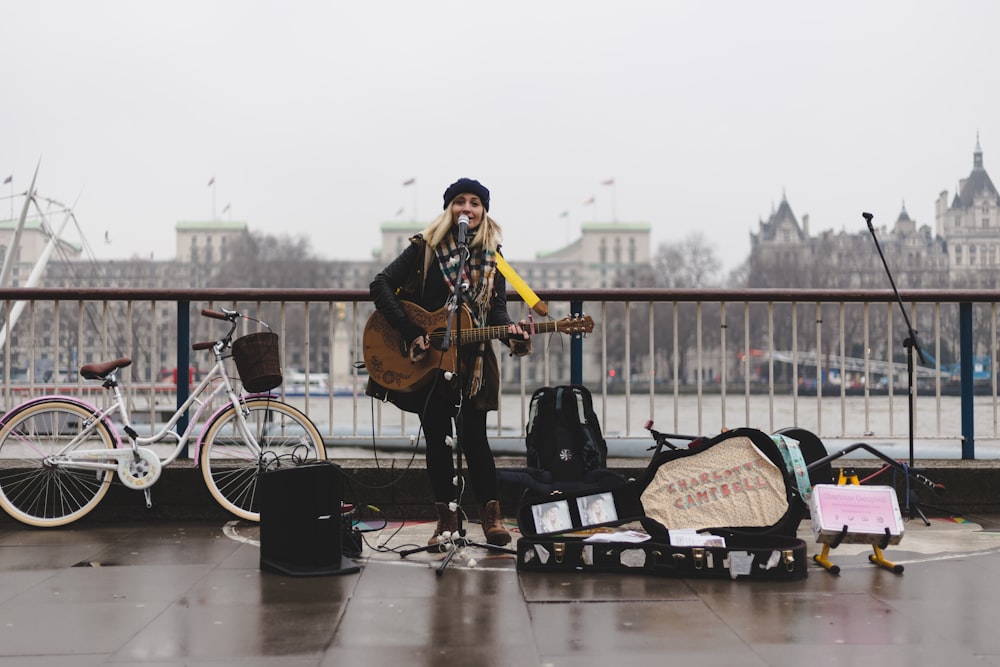 femme jouant de la guitare