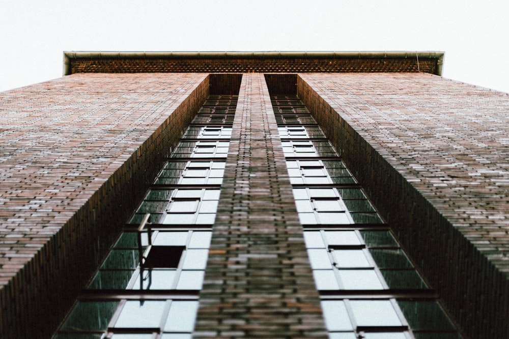 Vista inferior de un edificio de hormigón marrón