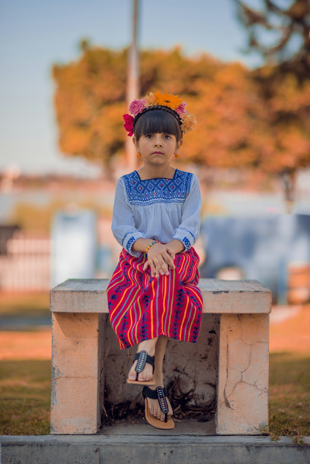 menina sentada no banco