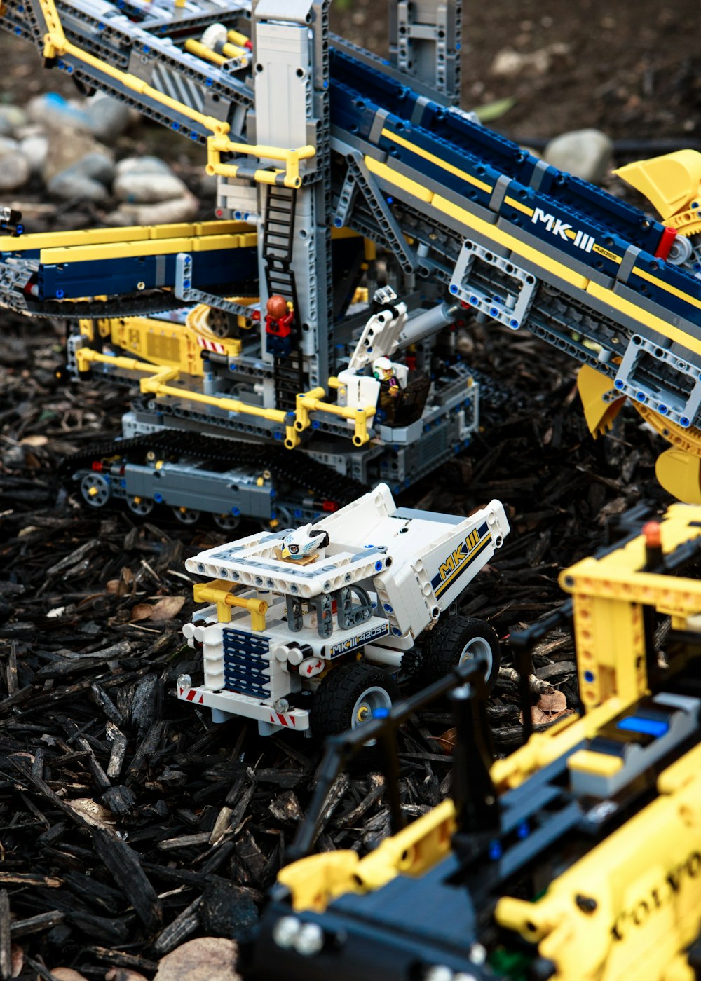Várias máquinas e veículos Lego.