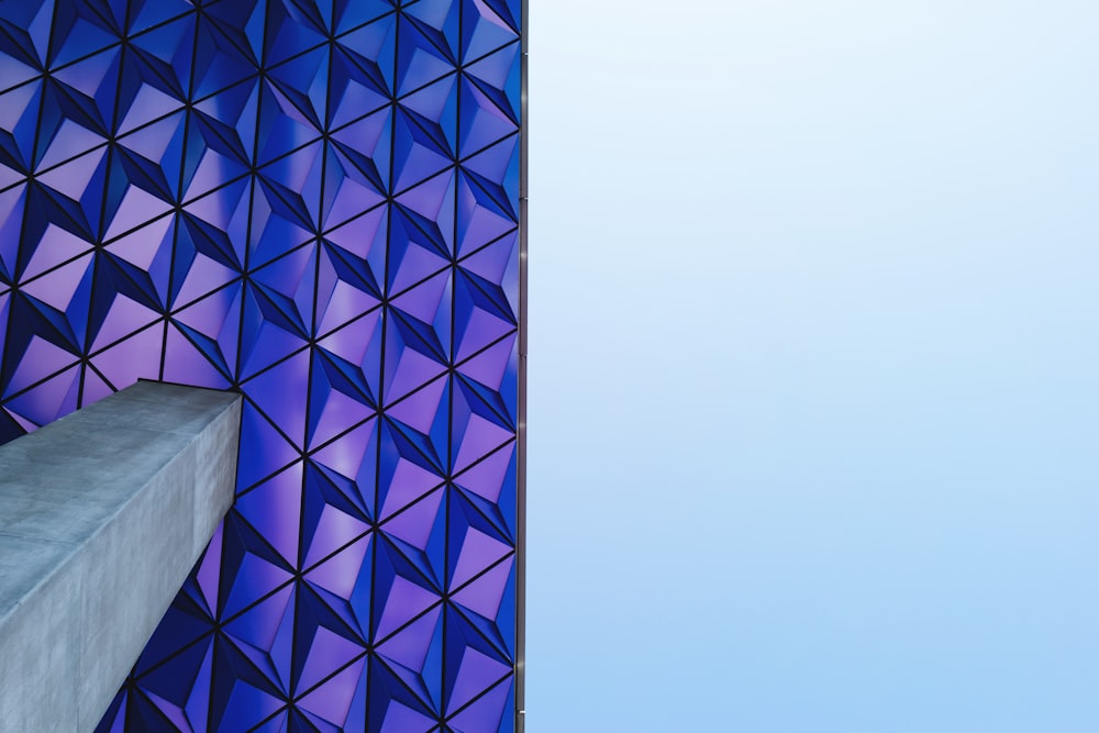 Ein hohes Gebäude mit einem blauen und violetten Design