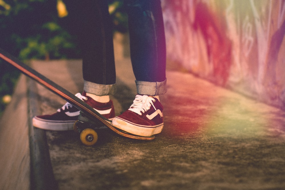 personne debout à côté de la planche à roulettes