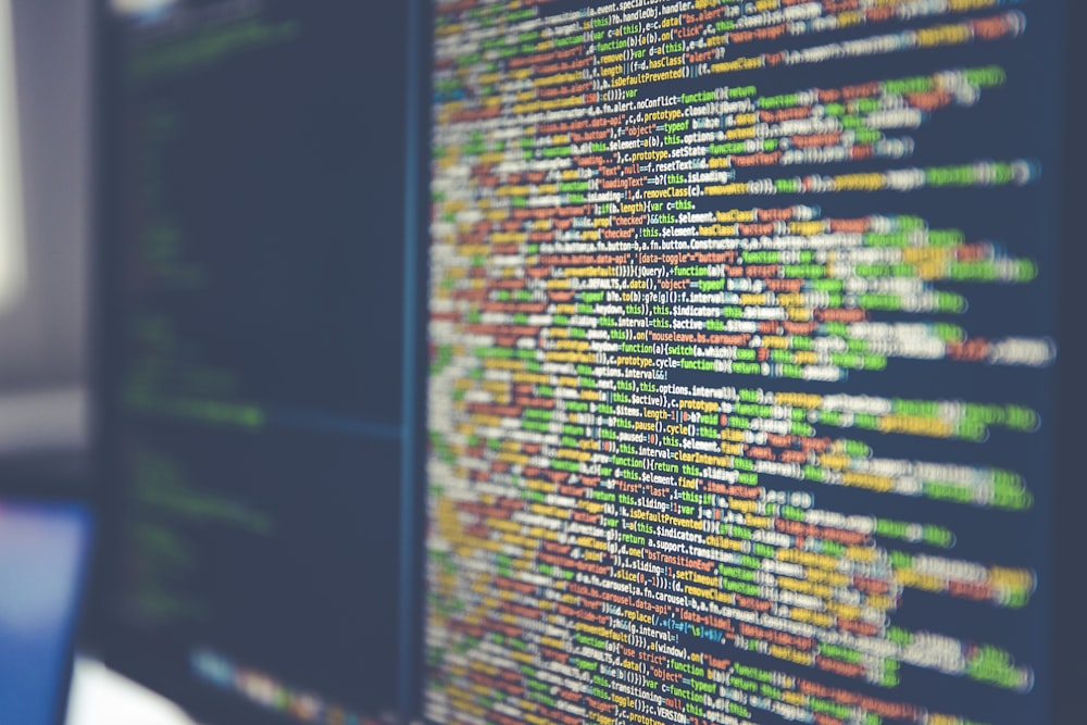 Logiciel coloré ou code Web sur un écran d’ordinateur