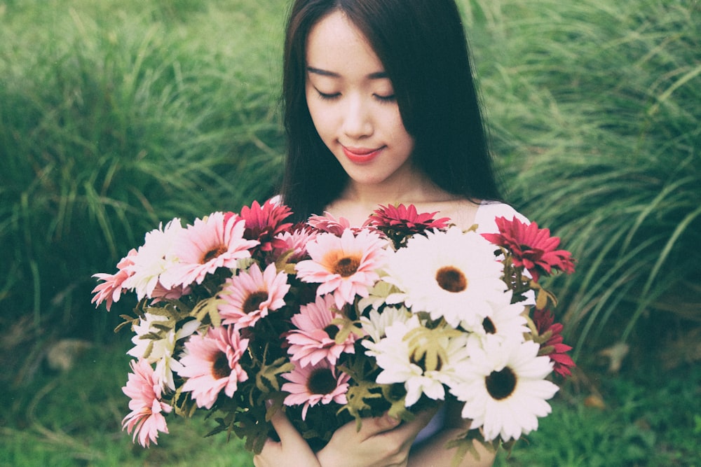 Mujer sosteniendo flores