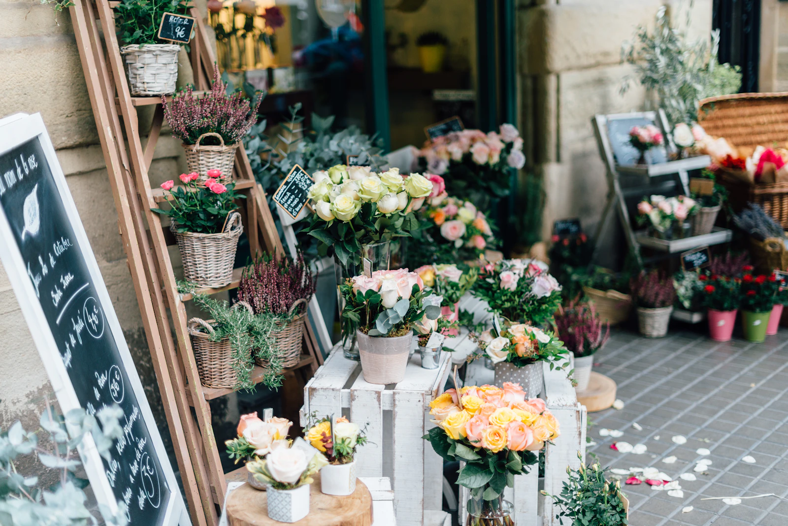Bloemenwinkel met emmers en boeketten voor de gevel