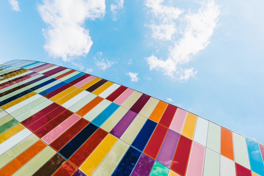 Bâtiment architectural en verre teinté multicolore en gros plan photo