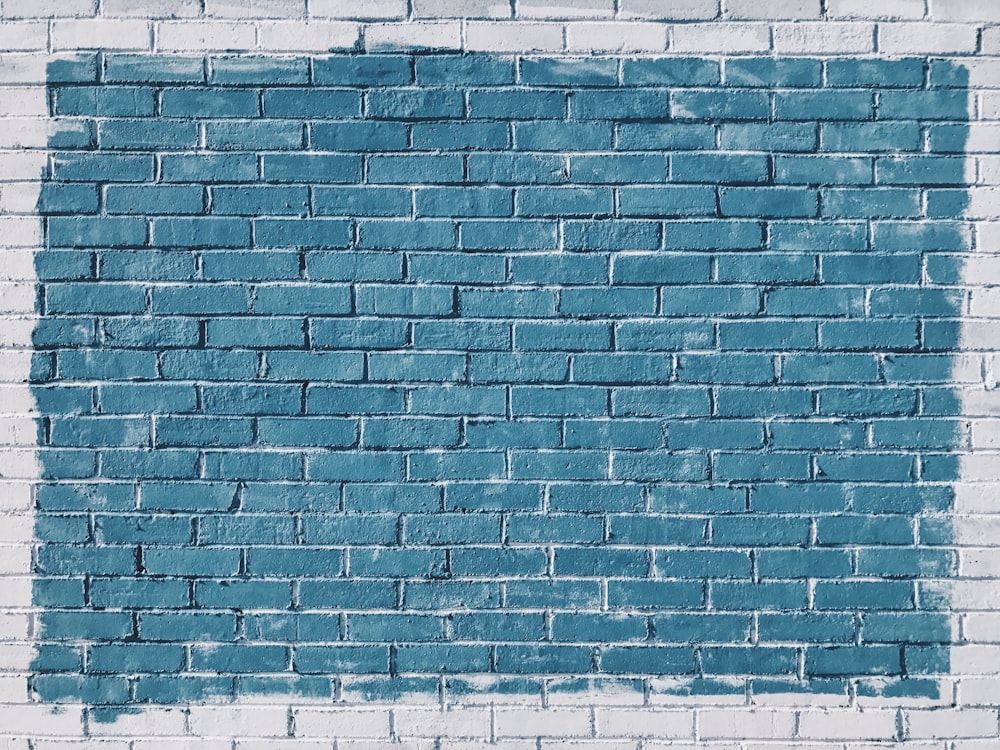 tijolos de concreto cinza pintados de azul
