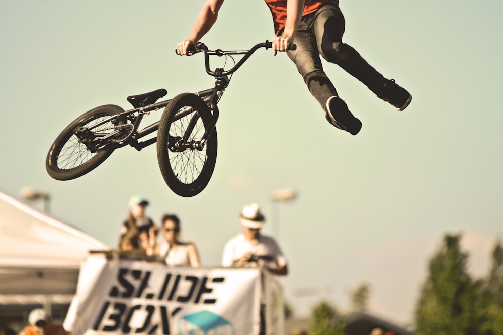 Person, die BMX-Tricks macht