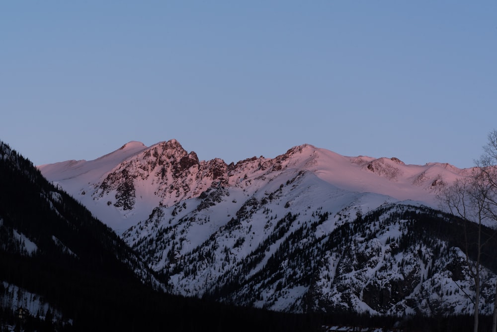 fotografía de paisaje de montaña bajo cielo blanco