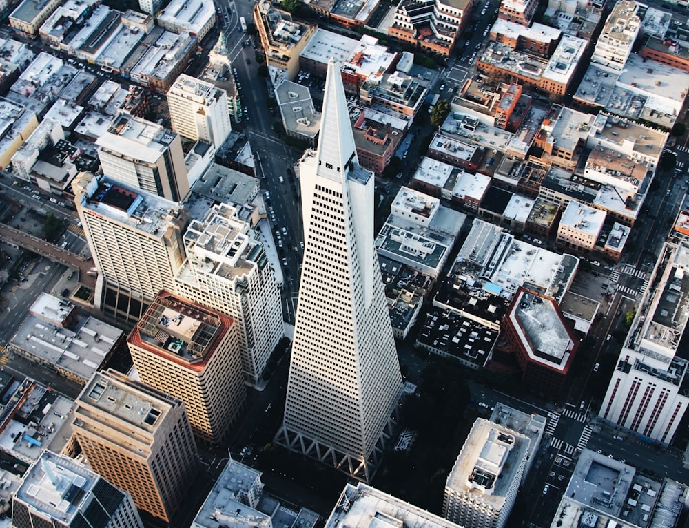 Fotografía aérea de un edificio de gran altura puntiagudo blanco