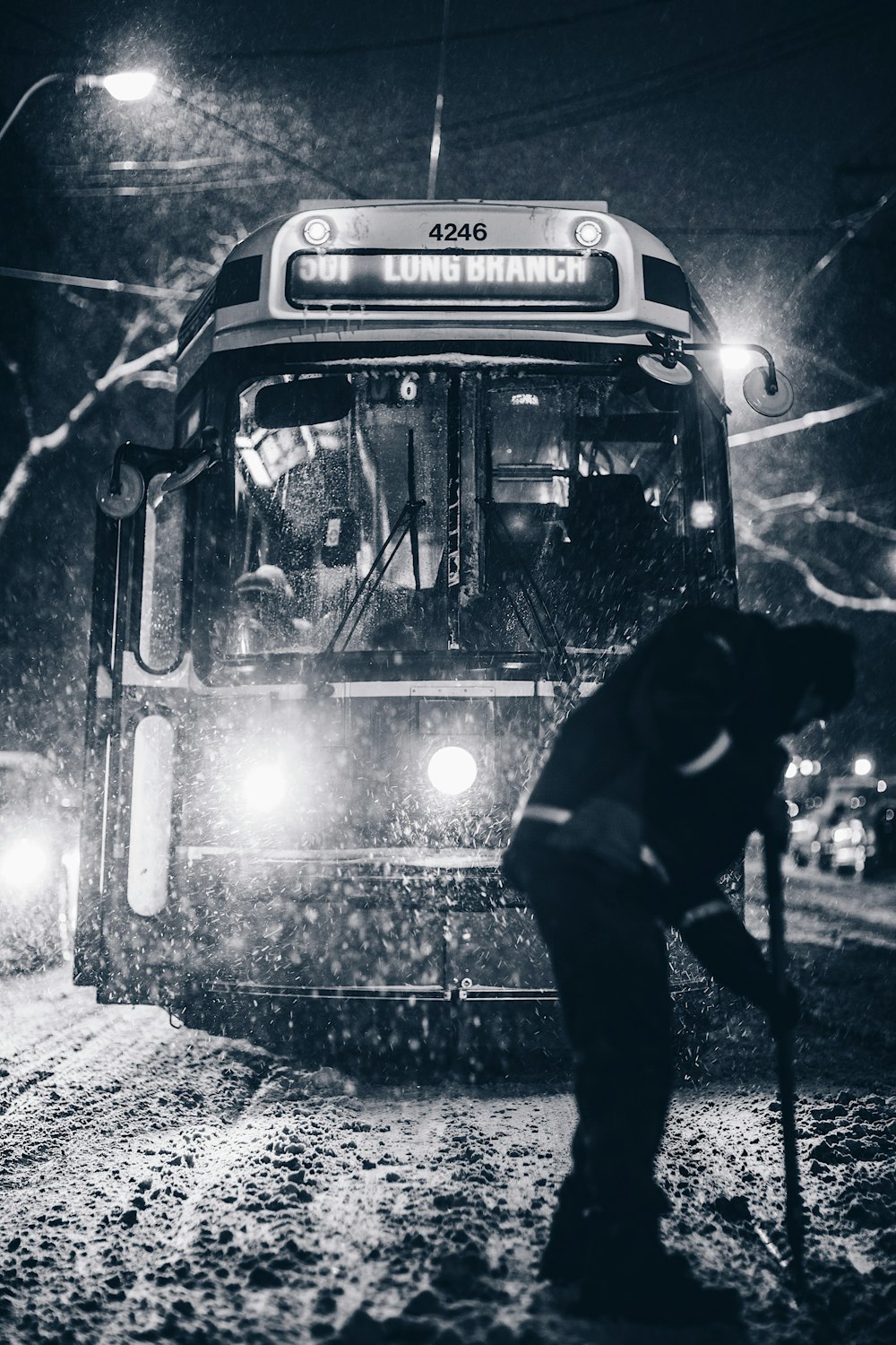 Photographie en niveaux de gris d’un bus