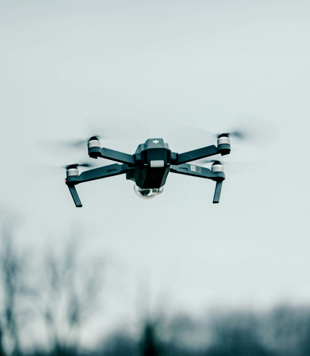 Selektive Fokusfotografie von fliegenden Quadrocoptern