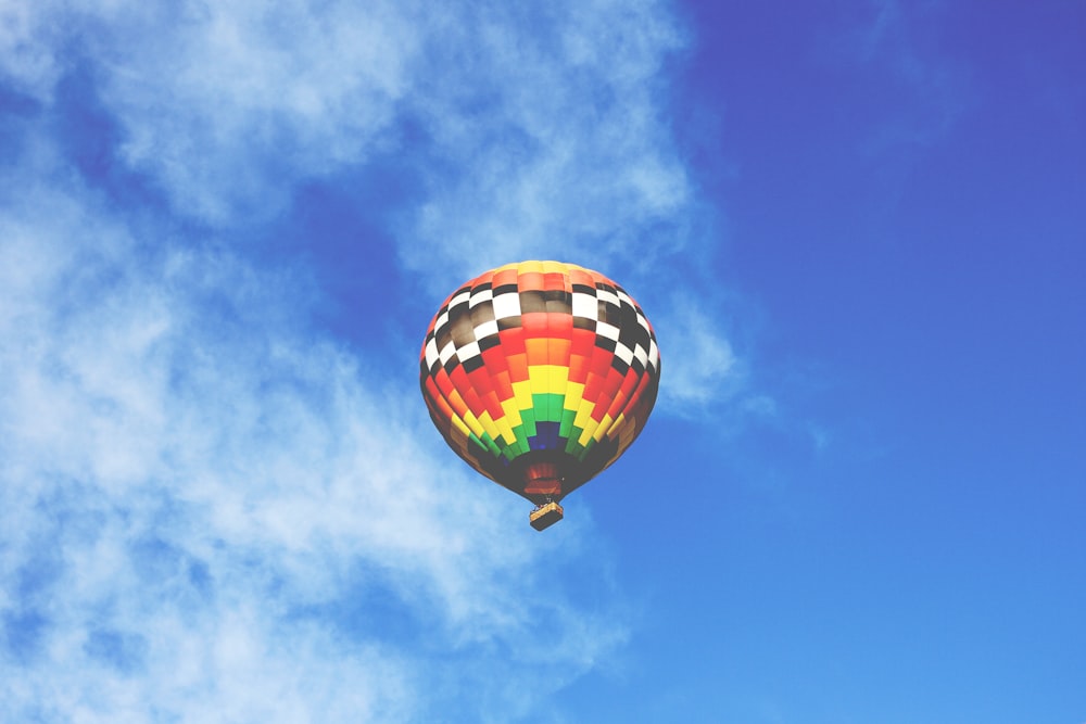 Fotografía de globo aerostático volador multicolor