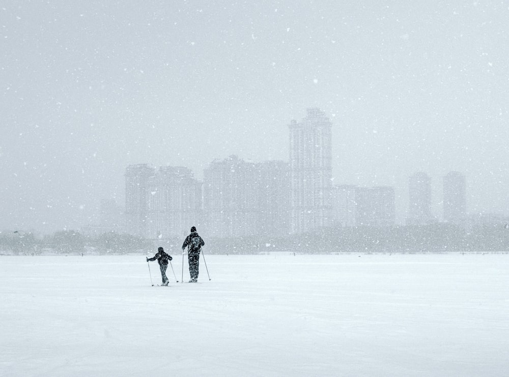 duas pessoas caminhando na neve