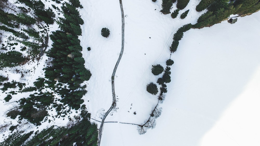 Photographie aérienne d’un champ enneigé