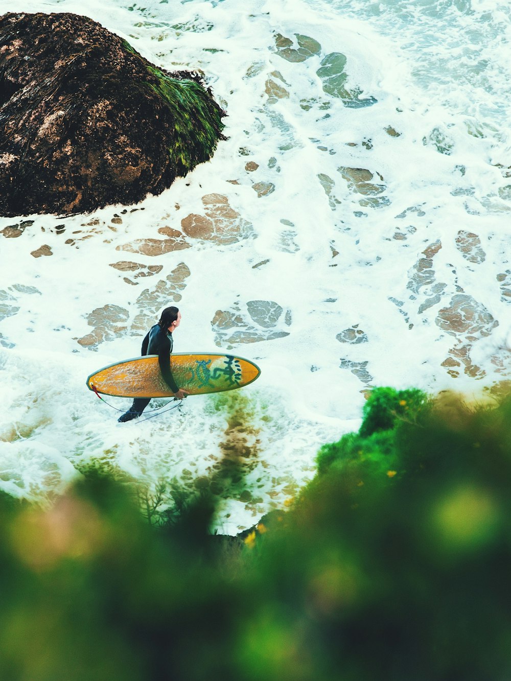 서핑 보드를 들고 해변에 있는 남자