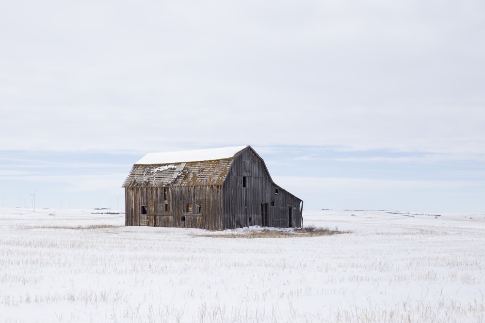 Braunes Holzhaus am Meer