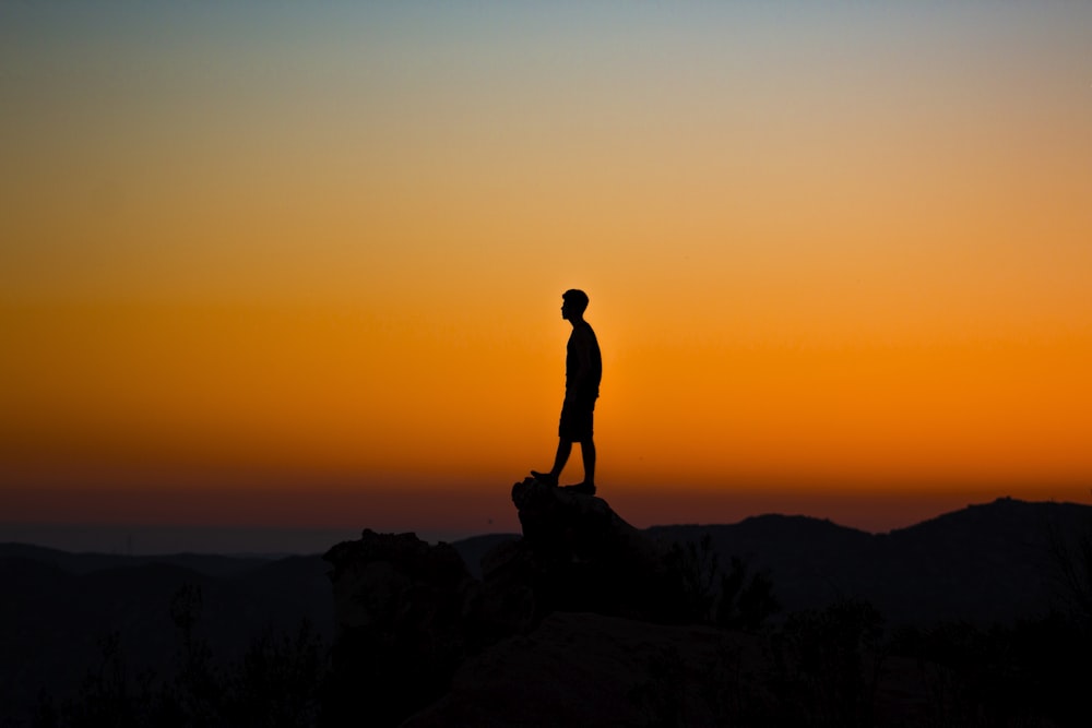 Silhouette eines Mannes während des Sonnenuntergangs
