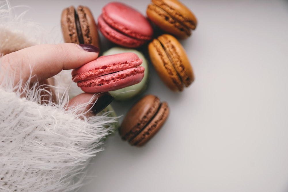 Person mit französischen Macarons