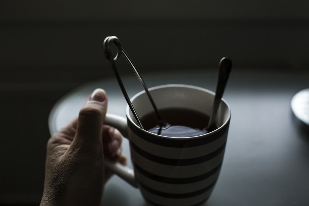 Taza de café de cerámica en blanco y negro