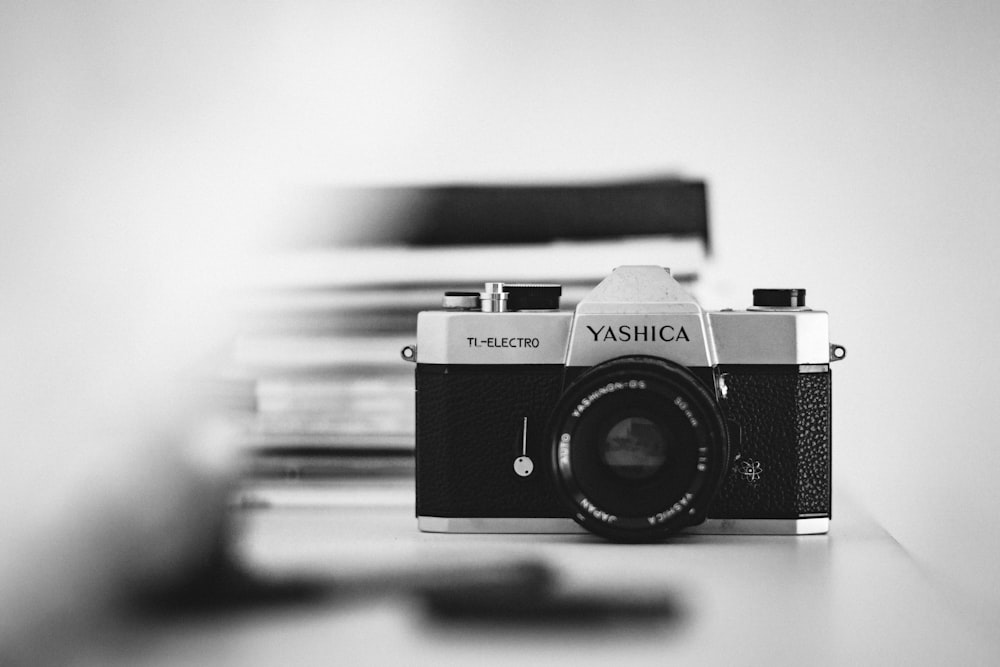 회색과 검은 색 Yashica 필름 카메라