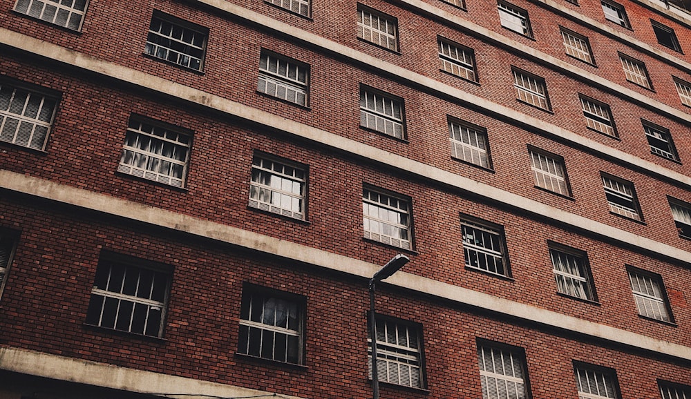 Fotografía de ángulo bajo de un edificio de hormigón marrón