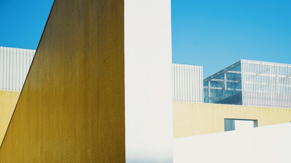 Foto de un edificio de gran altura de hormigón blanco