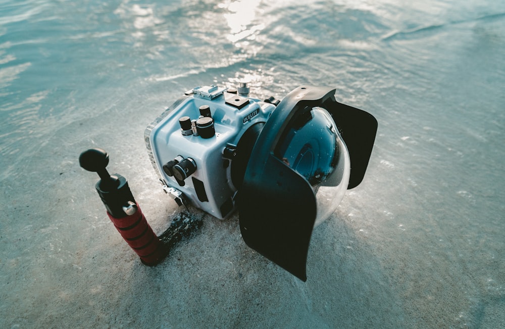 Fotocamera subacquea grigia e nera
