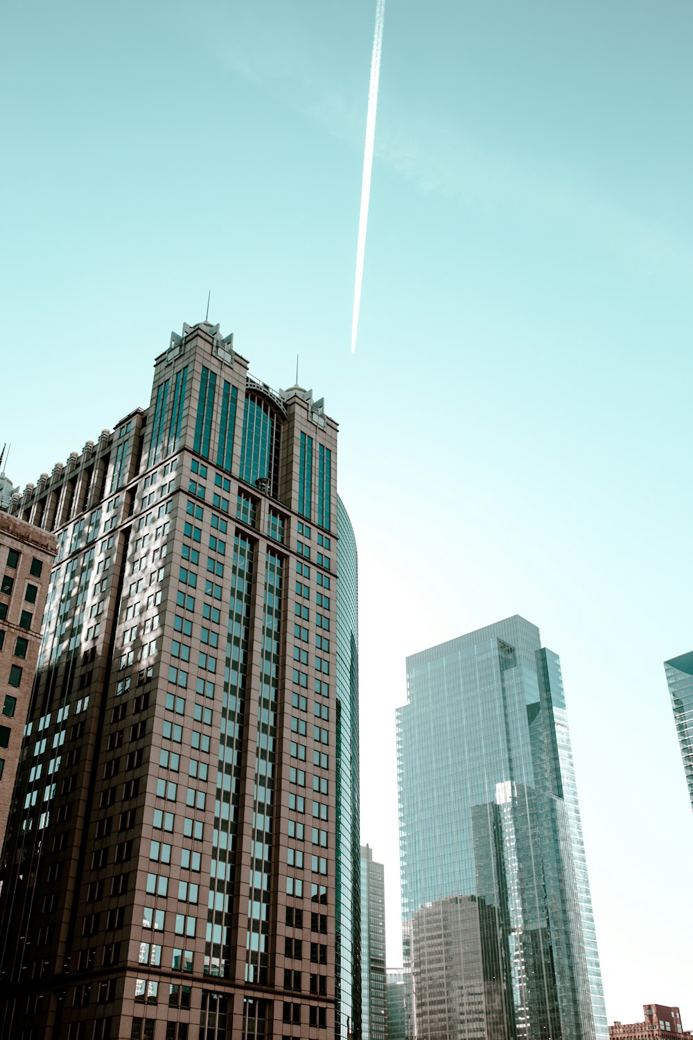 Fotografia ad angolo basso di edifici di facciate continue scattata sotto cielo sereno