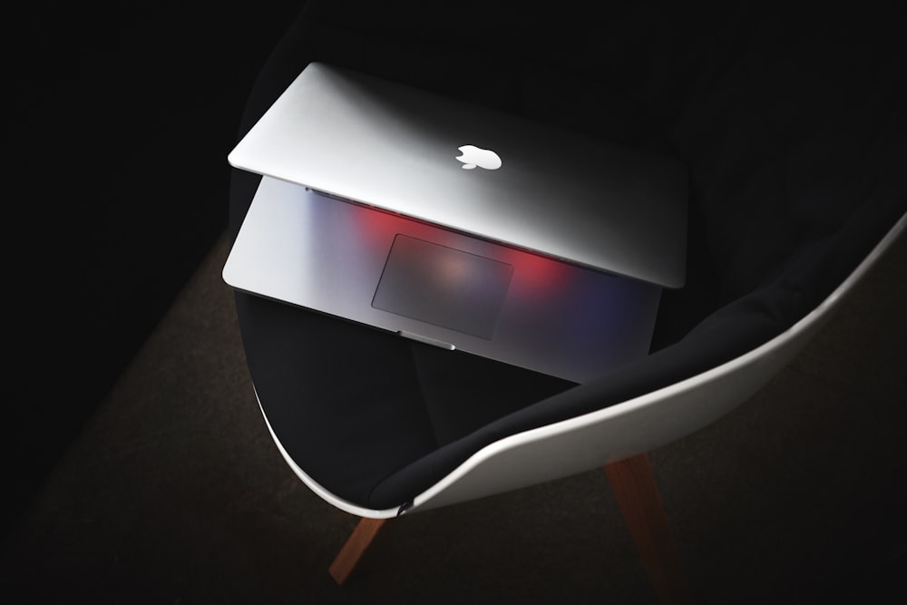 블랙 패딩 의자에 MacBook Pro
