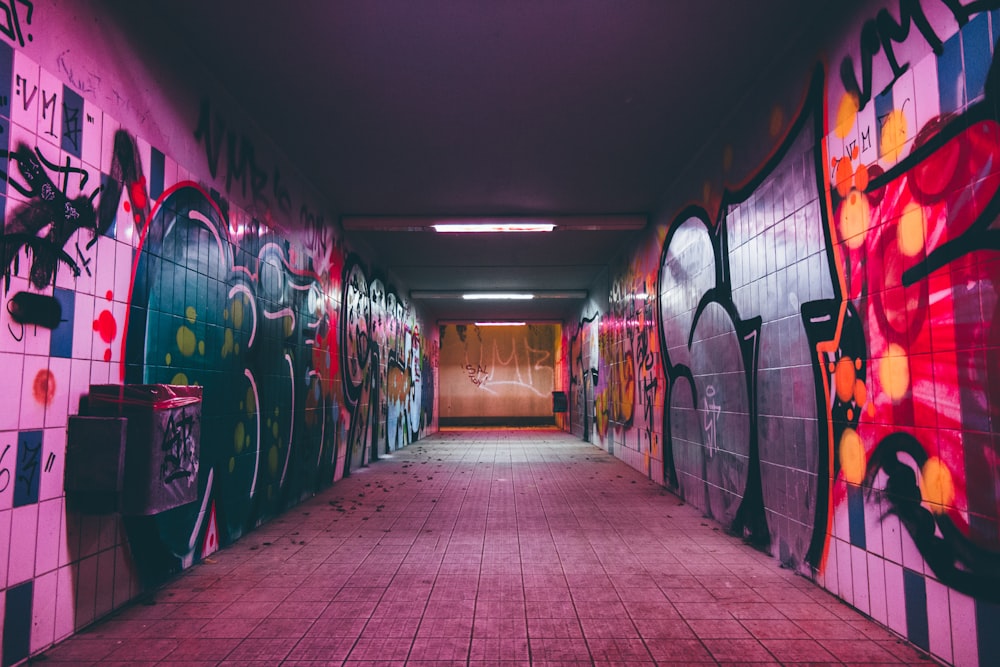 Percorso tunnel vuoto con muri di graffiti