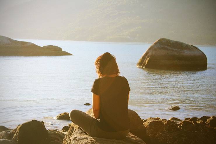 Lua Valentia meditating on the beach. 