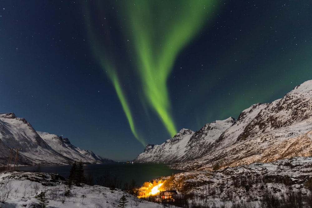 Colinas de la montaña marrón en el cielo verde durante la noche